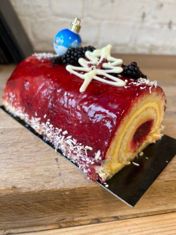 Passion Fruit - Raspberry Bûche de Noël - Image 3